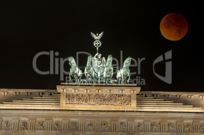 Brandenburger Tor mit Blutmond, Berlin, Deutschland