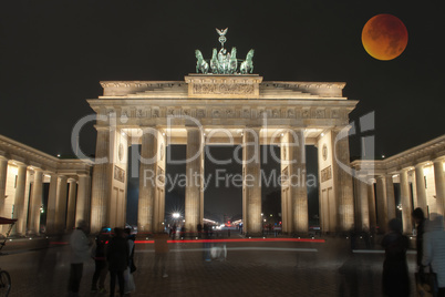 Brandenburger Tor mit Blutmond, Berlin, Deutschland