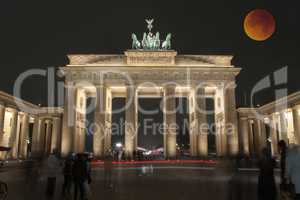 Brandenburger Tor mit Blutmond, Berlin, Deutschland