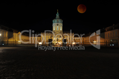 Schloss Charlottenburg mit Blutmond, Berlin, Deutschland