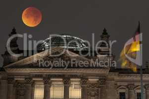 Reichstag mit Blutmond, Berlin, Deutschland