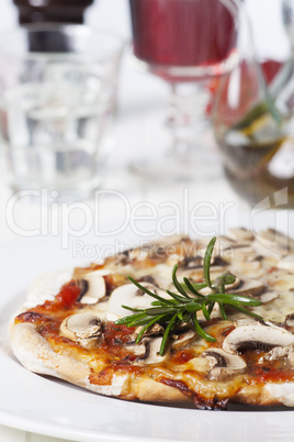italienische Pilzpizza auf einem weißen Teller