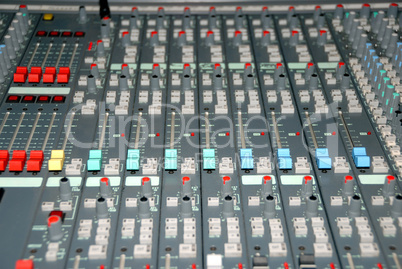 Sound mixing console