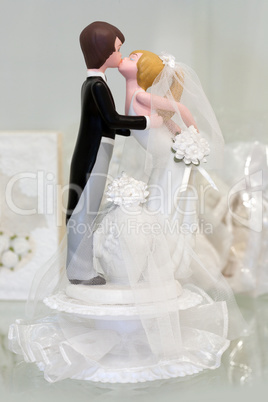 Bride and groom figurines kissing