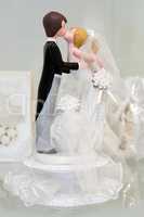 Bride and groom figurines kissing