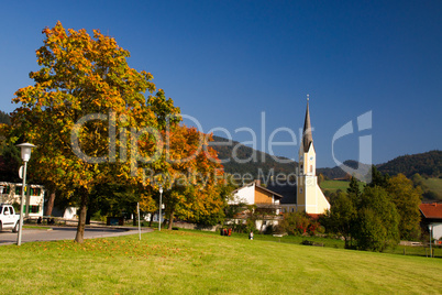 Blick auf den Kirchturm in Schliersee