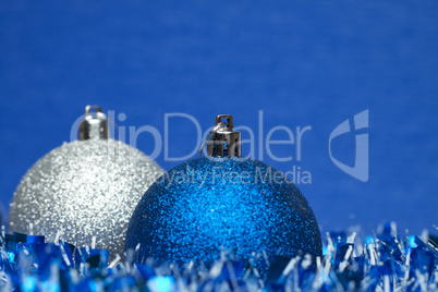 white and blue shiny christmas balls with tinsel