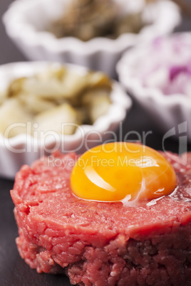 Steak Tartar mit Dekoration