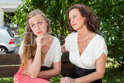Zwei Frauen argumentieren auf einer Parkbank