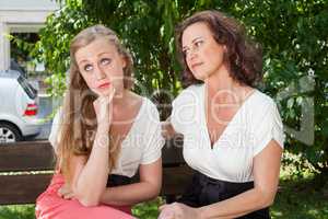 Zwei Frauen argumentieren auf einer Parkbank