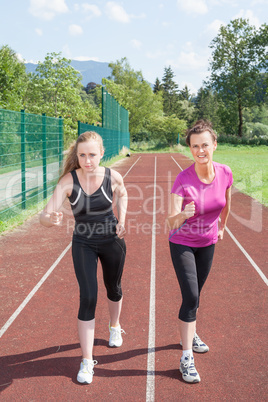 Zwei Frauen fertig bei einem  Rennen auf einer Laufstrecke