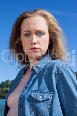 Portrait einer ernsten Junge Frau im Jeanshemd