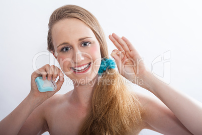 Junge Frau reinigt Ihre weißen Zähne mit Zahnseide , Studioaufnahme