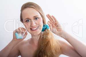 Junge Frau reinigt Ihre weißen Zähne mit Zahnseide , Studioaufnahme