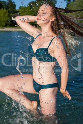 Junge Frau im See mit echt dramatischen Haar