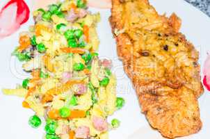 Spätzle und fritierten Seefisch