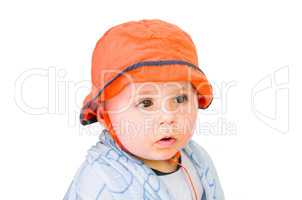 Baby mit oranger Mütze