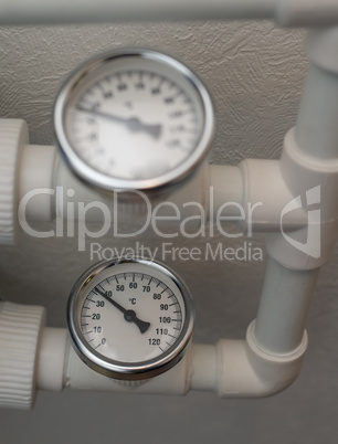 Temperature gauge mounted on the heating pipes
