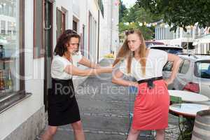 Zwei Frauen, mit körperliche Kampf auf einer städtischen Strasse