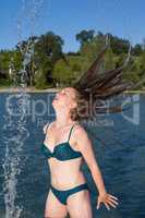 Junge Frau im See mit echt dramatischen Haar
