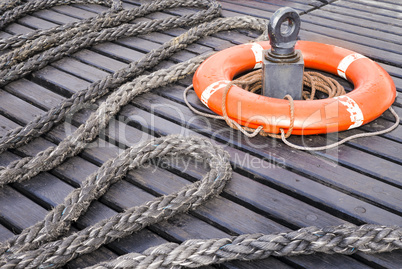 Rettungsring auf einem Schiffsdeck
