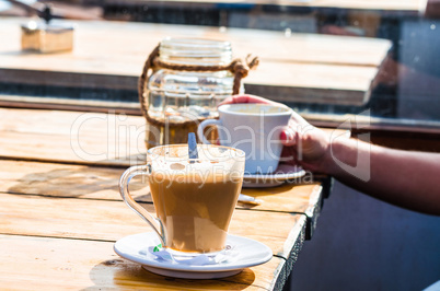 Tasse Kaffee im Restaurant am Strand