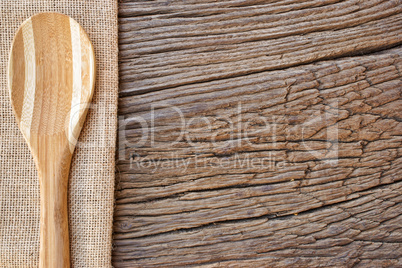Kochlöffel aus Holz auf Jutetuch als Menükarte
