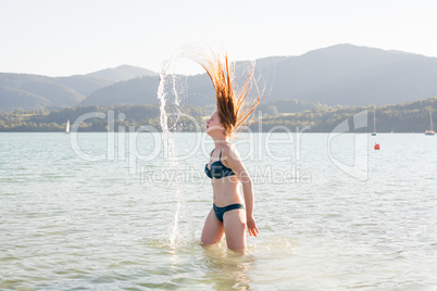 Frau im Bikini mit nassen Haar im See