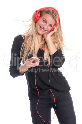 Hübsche blonde Frau hört sich Musik über Kopfhörer an