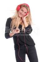 Hübsche blonde Frau hört sich Musik über Kopfhörer an