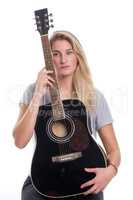 Junges Mädchen hält eine Gitarre