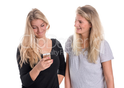 Zwei blonde Freundinnen schauen in ein Handy