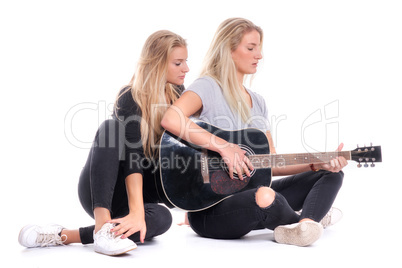 2 blonde Mädchen und eine Gitarre