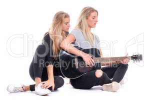 2 blonde Mädchen und eine Gitarre