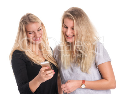 2 blonde Mädchen lesen eine Handynachricht