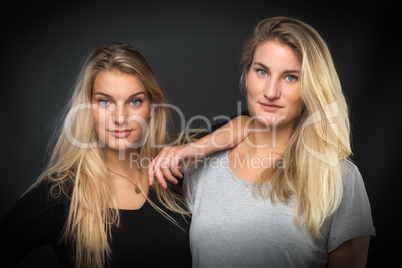 2 blonde Schwestern im Portrait