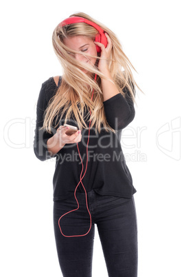 Schöne Blondine hört Musik über Kopfhörer