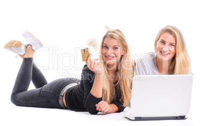 2 Mädchen beim Online Shoppen am Laptop