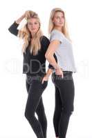 Zwei langhaarige Blondinen in Jeans
