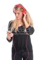 Blonde Frau mit Kopfhörer wählt Musik am Handy aus