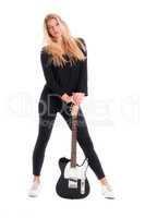 Blonde junge Frau mit E-Gitarre