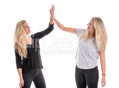 2 blonde Mädchen klatschen sich ab