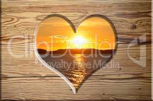 Sonnenuntergang Herz auf Holzbrett