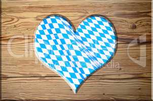 Herz auf Holzbrett Bayern