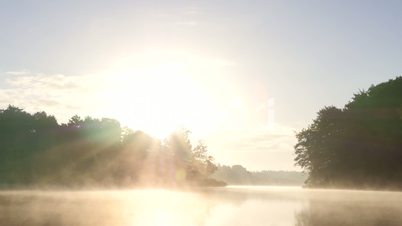 Nebeliger sonniger Morgen am See, Nebelschwaden