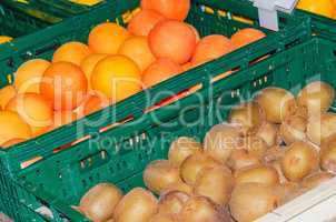 Orangen und Kiwi verkauf
