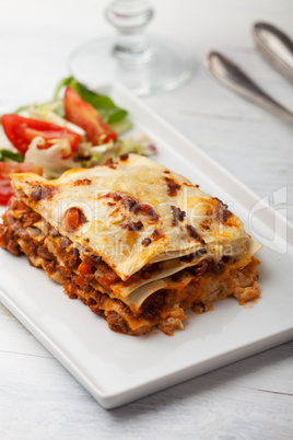 italienische Lasagne auf einem quadratischen Teller