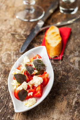 Insalada Caprese mit lila Basilikum