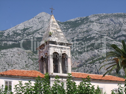 Altstadt Makarska mit Biokovo Gebirge in Kroatien