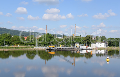 An der Staustufe bei Klingenberg am Main